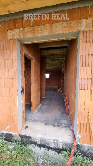 4.izb. BUNGALOV 140 m2, POZEMOK 584 m2