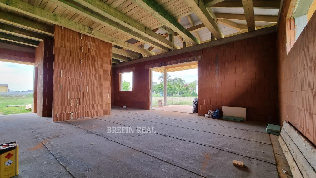 4.izb. BUNGALOV 140 m2, POZEMOK 584 m2