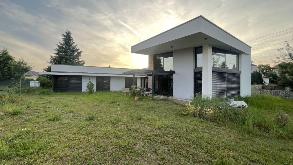 REZERVOVANÉ, moderný 255 m² RD, 1340 m² pozemok, dvoj garáž
