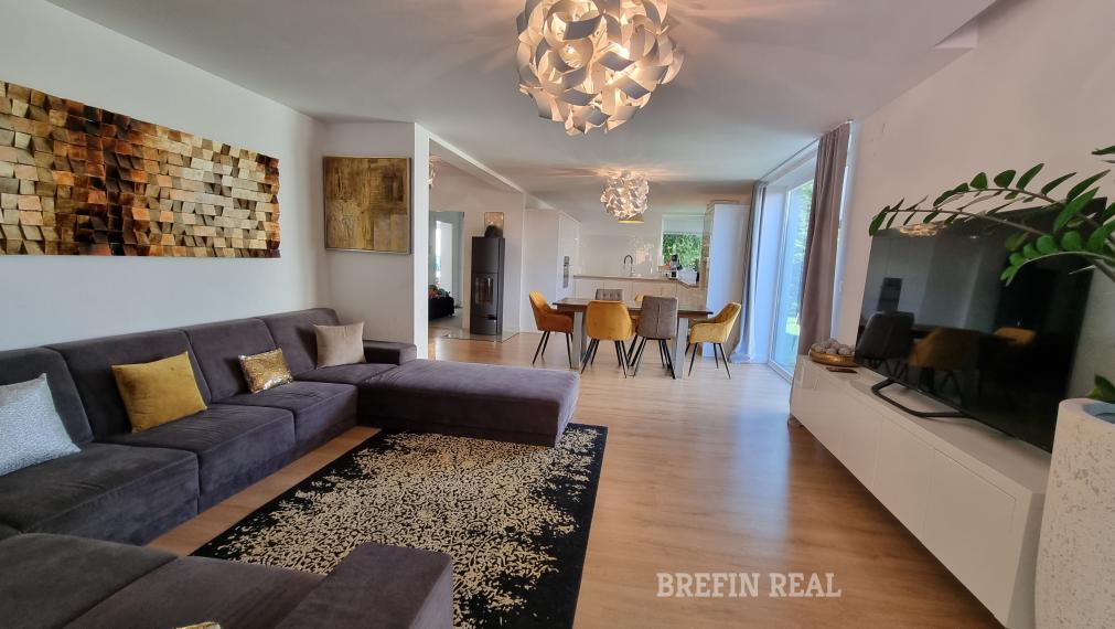 ZNÍŽENÁ CENA za SUPER 6 izb. RD 202 m2, pozemok 700 m2, bazén-tepelné čerpadlo, ohrev na 31 st., protiprúd, slaná voda