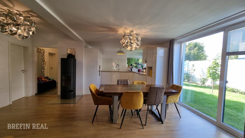 ZNÍŽENÁ CENA za SUPER 6 izb. RD 202 m2, pozemok 700 m2, bazén-tepelné čerpadlo, ohrev na 31 st., protiprúd, slaná voda