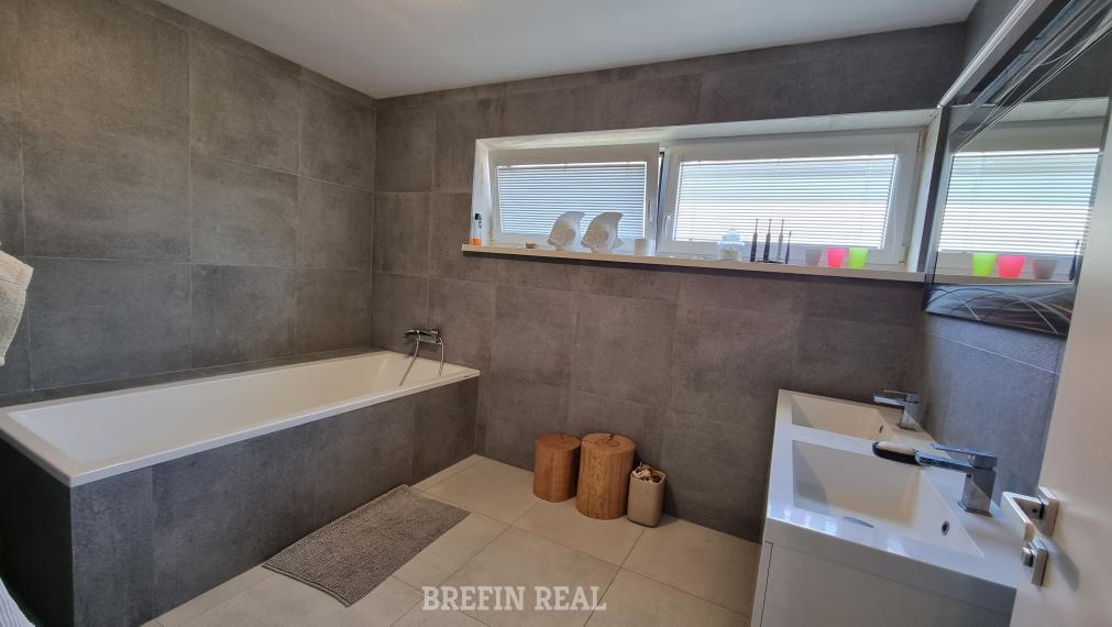 ZNÍŽENÁ CENA za SUPER 6 izb. RD 202 m2, pozemok 700 m2, bazén-tepelné čerpadlo, ohrev na 31 st., protiprúd, slaná voda