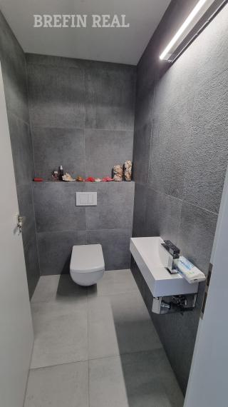 ZNÍŽENÁ CENA za SUPER 6 izb. RD 202 m2, pozemok 700 m2, bazén-tepelné čerpadlo, ohrev na 31 st., protiprúd, slaná voda