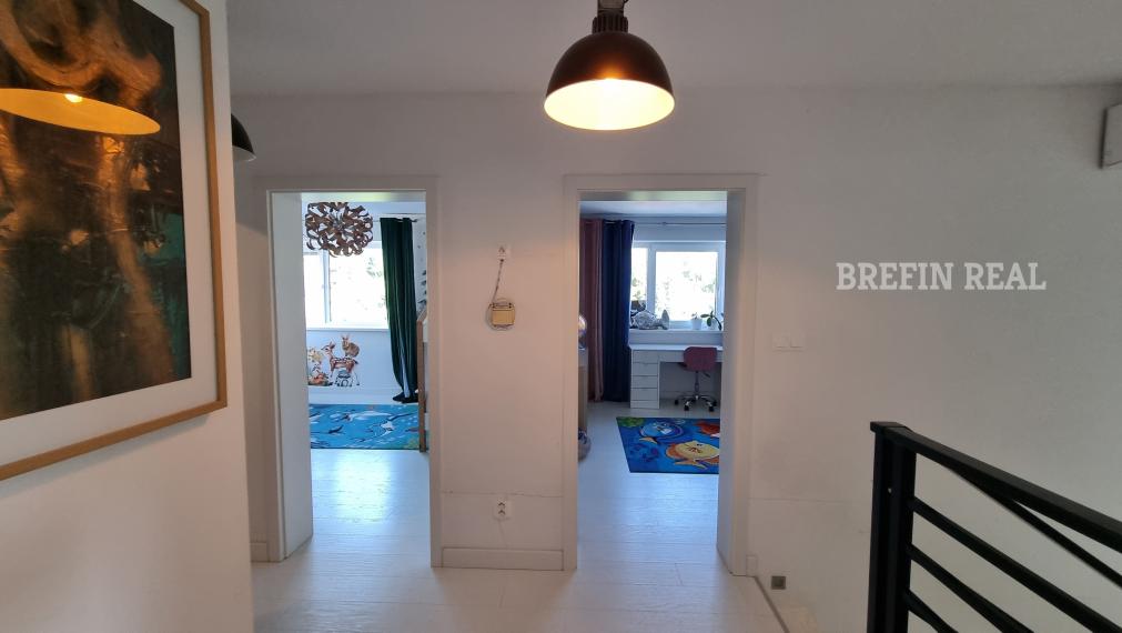 ZNÍŽENÁ CENA za SUPER 6 izb. RD 202 m2, pozemok 700 m2, bazén-tepelné čerpadlo, ohrev na 31 st., protiprúd, slaná voda