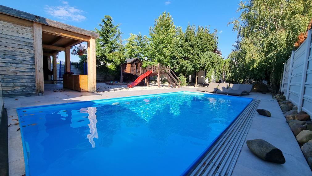 ZNÍŽENÁ CENA za SUPER 6 izb. RD 202 m2, pozemok 700 m2, bazén-tepelné čerpadlo, ohrev na 31 st., protiprúd, slaná voda