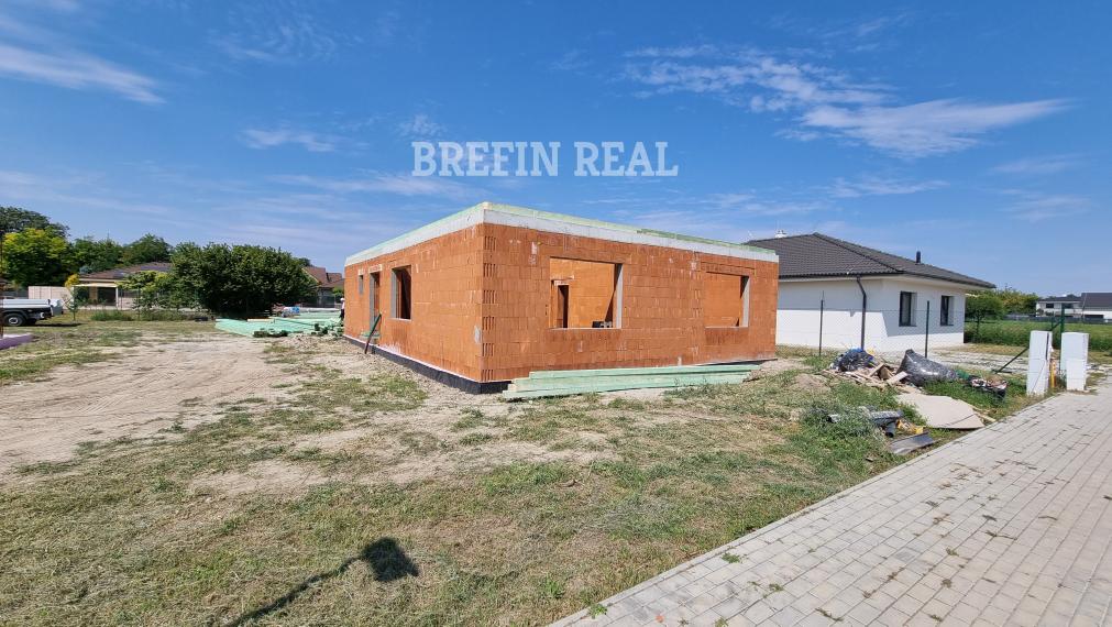 4.izb. BUNGALOV 140 m2, POZEMOK 584 m2