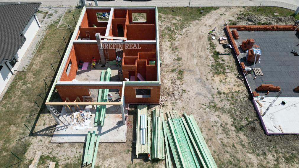 4.izb. BUNGALOV 140 m2, POZEMOK 584 m2