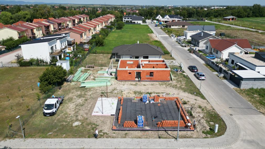 4.izb. BUNGALOV 140 m2, POZEMOK 584 m2