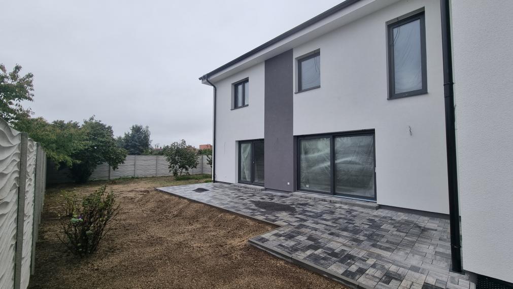 5i RD-170 m2,, 2 x kuchyňa, 2 x kúpeľňa, 3 x WC, 2 x sklad, 3 x parkovisko, pozemok 483 m2