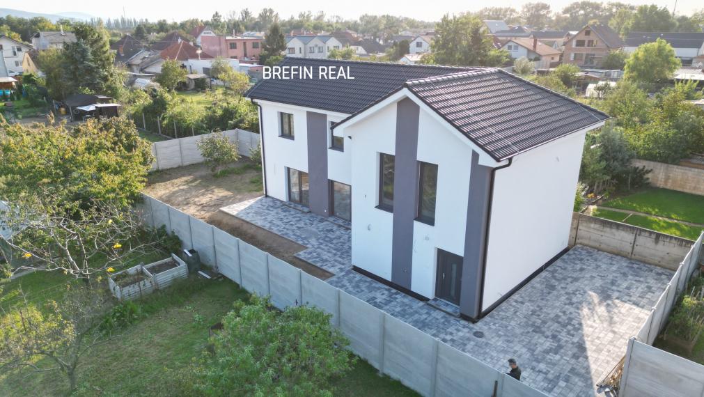 5i RD-170 m2,, 2 x kuchyňa, 2 x kúpeľňa, 3 x WC, 2 x sklad, 3 x parkovisko, pozemok 483 m2