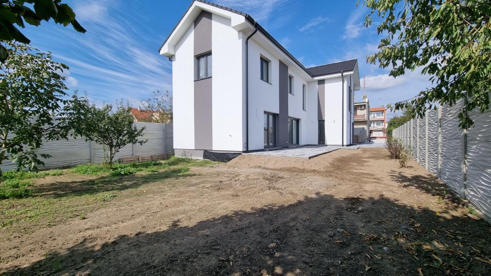 5i RD-170 m2,, 2 x kuchyňa, 2 x kúpeľňa, 3 x WC, 2 x sklad, 3 x parkovisko, pozemok 483 m2