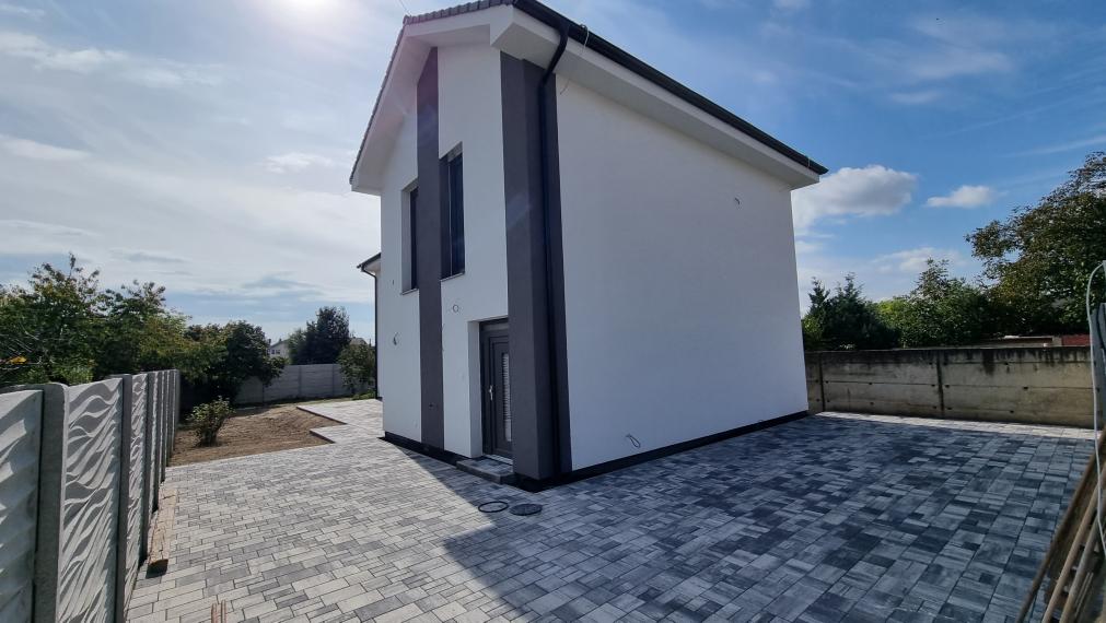 5i RD-170 m2,, 2 x kuchyňa, 2 x kúpeľňa, 3 x WC, 2 x sklad, 3 x parkovisko, pozemok 483 m2