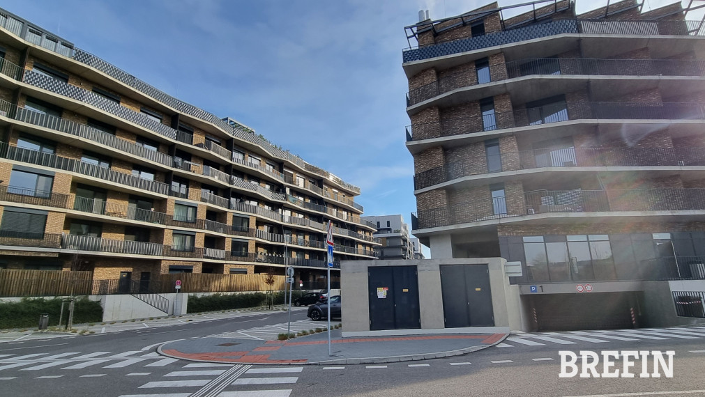 VEĽKÉ a ŠIROKÉ  garážové státie pri výťahu,18 m2-SLNEČNICE UNIQ