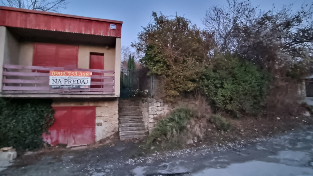 VODA, ELEKTRINA, KANALIZÁCIA, OPTICKÝ INTERNET- 461 m² pozemok s rekreačnou chatou,