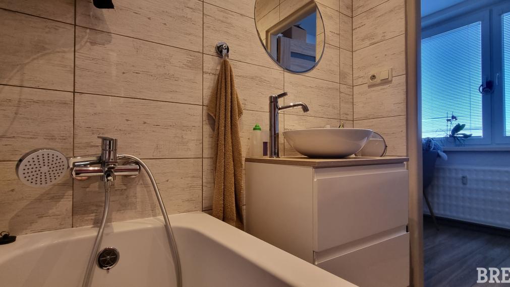 VEĽKÝ 2-izb. byt 65,69 m2-CENTRUM-Záhorácka ulica