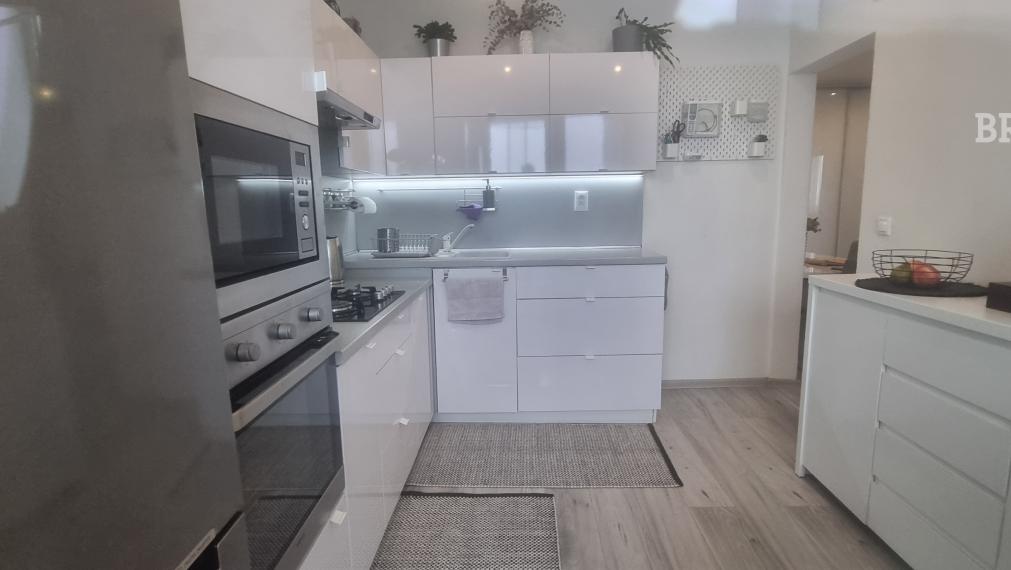 Moderný 3-izbový byt s klimatizáciou a zasklenou loggiou, 13/13 – Smolenická, Petržalka