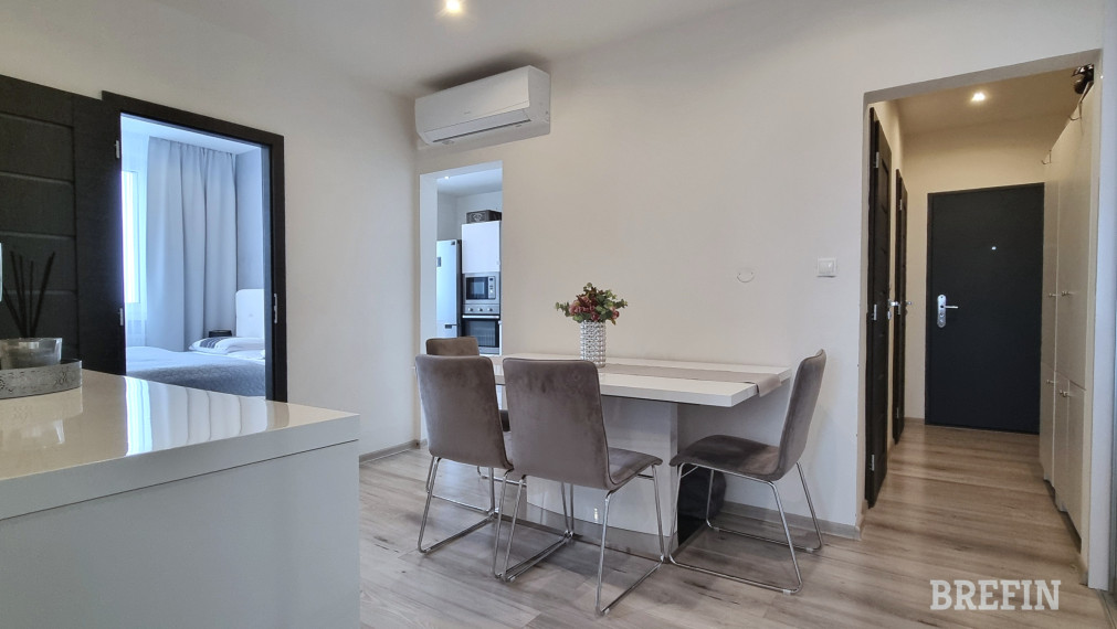 Moderný, zariadený 3.izb. byt, klimatizácia, zasklená loggia – Smolenická, Petržalka