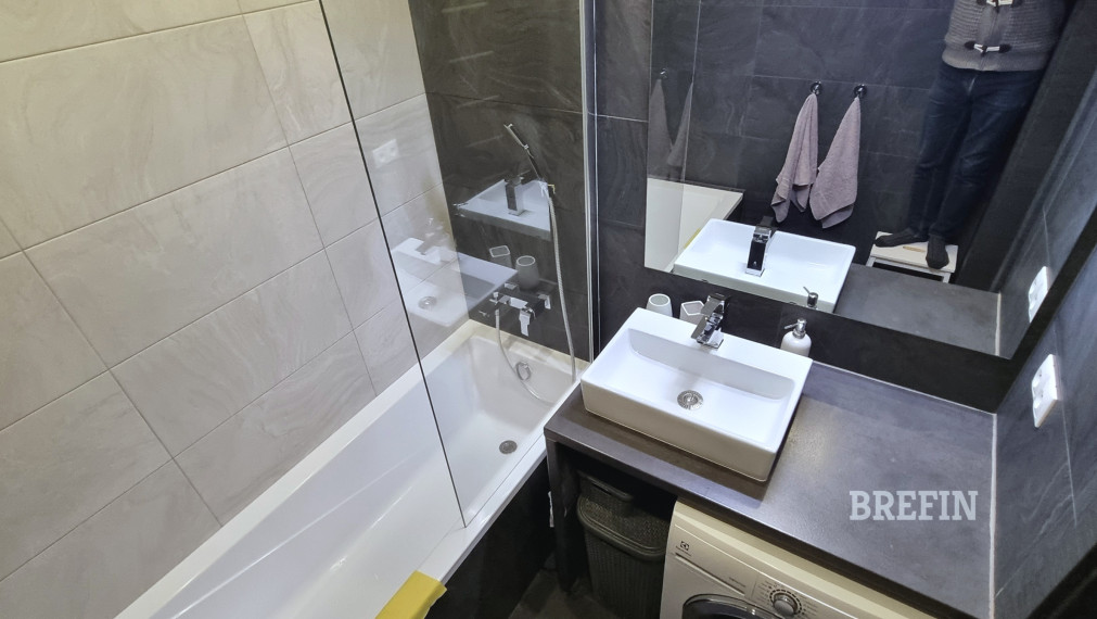 Moderný, zariadený 3.izb. byt, klimatizácia, zasklená loggia – Smolenická, Petržalka