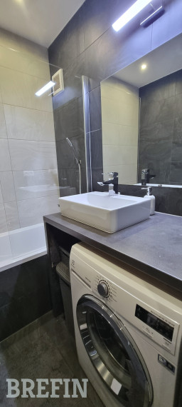 Moderný, zariadený 3.izb. byt, klimatizácia, zasklená loggia – Smolenická, Petržalka