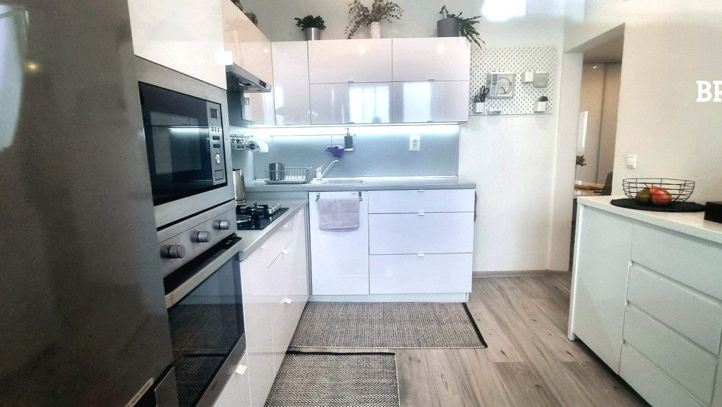 Moderný, zariadený 3.izb. byt, klimatizácia, zasklená loggia – Smolenická, Petržalka