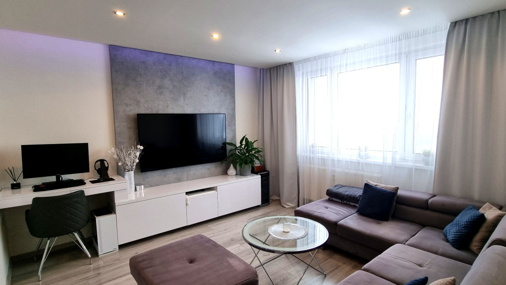 Moderný, zariadený 3.izb. byt, klimatizácia, zasklená loggia – Smolenická, Petržalka