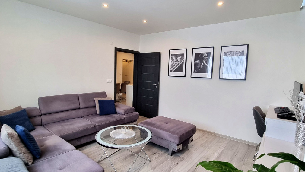 Moderný, zariadený 3.izb. byt, klimatizácia, zasklená loggia – Smolenická, Petržalka