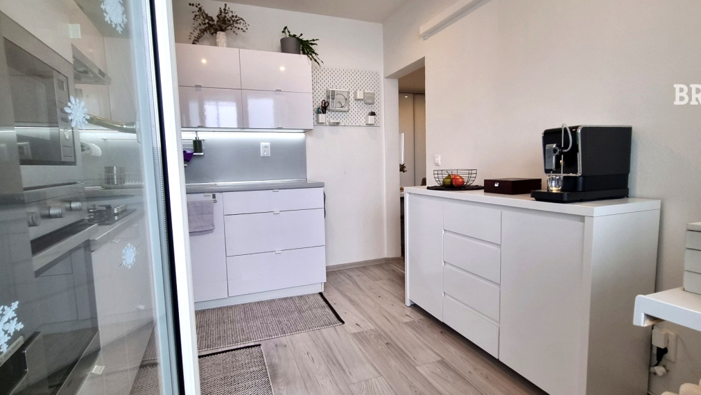 Moderný, zariadený 3.izb. byt, klimatizácia, zasklená loggia – Smolenická, Petržalka