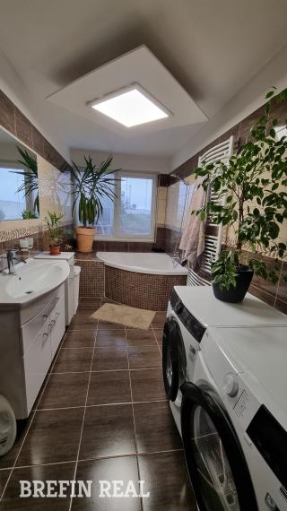 Ideálne spojenie PRIESTOR, KOMFORT, SÚKROMIE - 6-izb. RD vo Vajnoroch | bazén | garáž | 232 m²