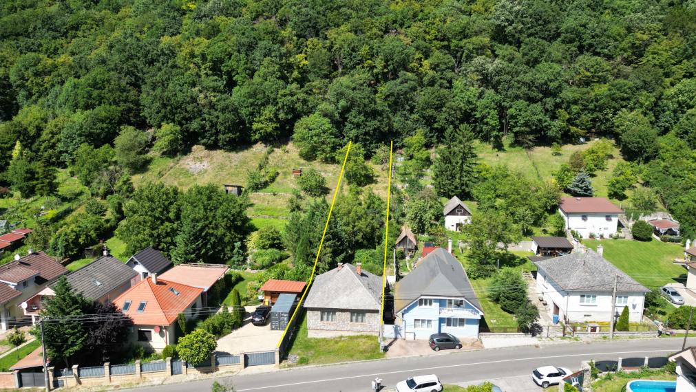 VEĽKÝ 1020 m² POZEMOK POD LESOM V BORINKE – POKOJ, PRÍRODA A POTENCIÁL
