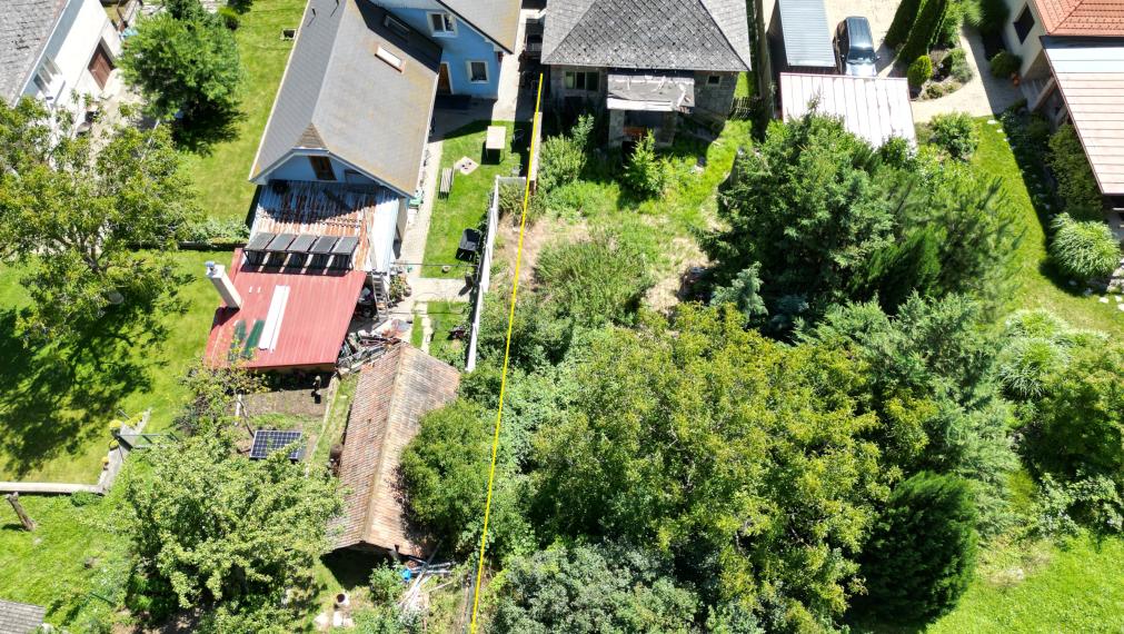 VEĽKÝ 1020 m² POZEMOK POD LESOM V BORINKE – POKOJ, PRÍRODA A POTENCIÁL