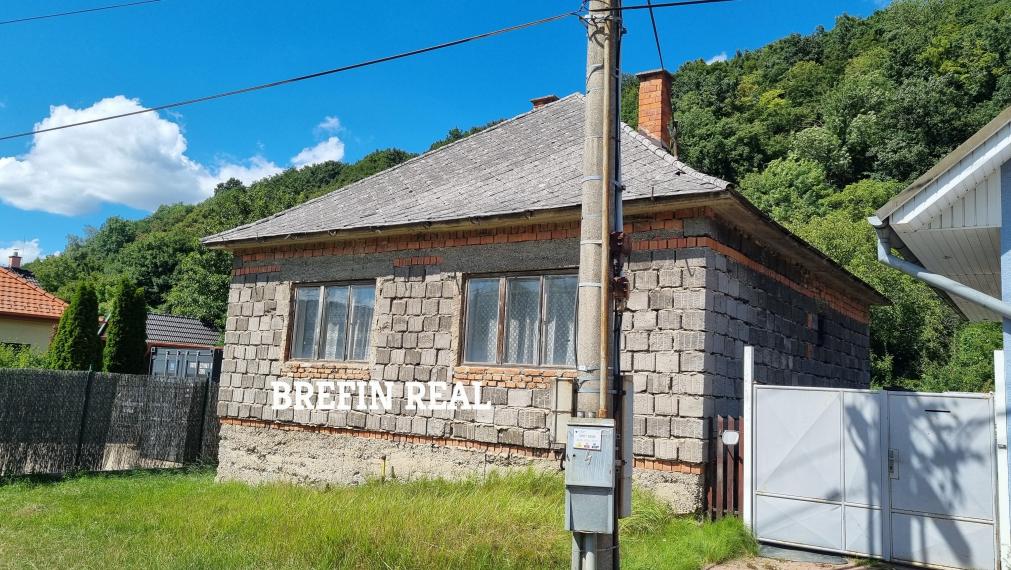 VEĽKÝ 1020 m² POZEMOK POD LESOM V BORINKE – POKOJ, PRÍRODA A POTENCIÁL