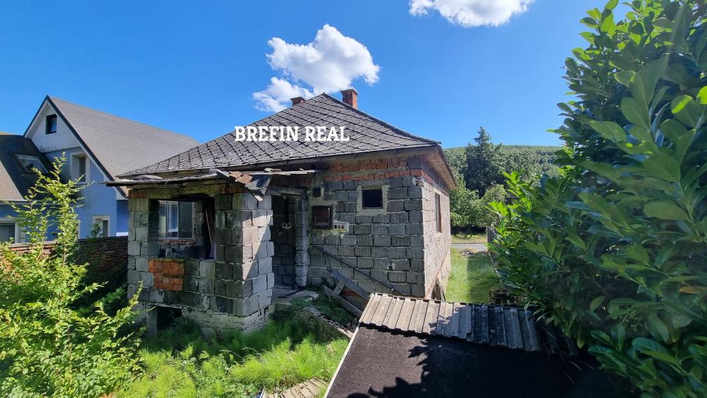 VEĽKÝ 1020 m² POZEMOK POD LESOM V BORINKE – POKOJ, PRÍRODA A POTENCIÁL