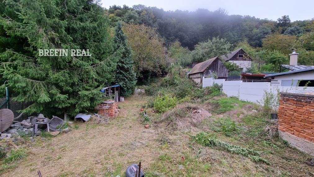 VEĽKÝ 1020 m² POZEMOK POD LESOM V BORINKE – POKOJ, PRÍRODA A POTENCIÁL