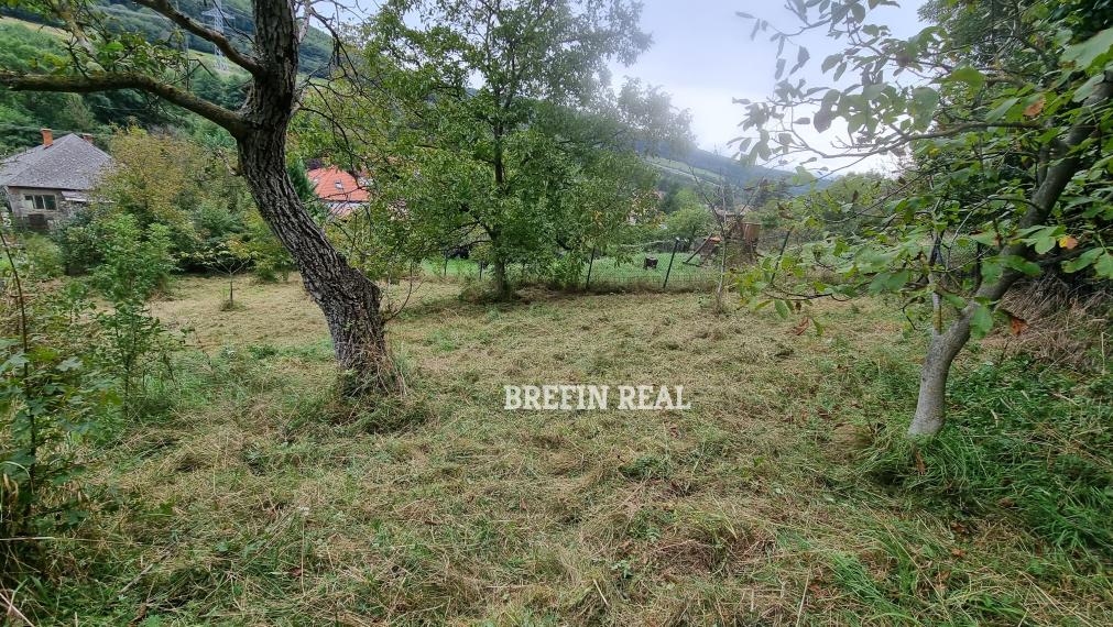 VEĽKÝ 1020 m² POZEMOK POD LESOM V BORINKE – POKOJ, PRÍRODA A POTENCIÁL
