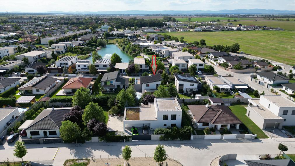SUPER 6 izb. RD 202 m2, pozemok 700 m2, bazén-tepelné čerpadlo, ohrev na 31 st., protiprúd, slaná voda