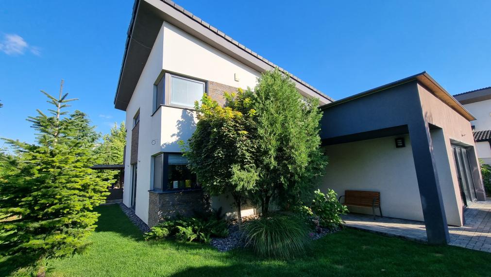 SUPER 6 izb. RD 202 m2, pozemok 700 m2, bazén-tepelné čerpadlo, ohrev na 31 st., protiprúd, slaná voda