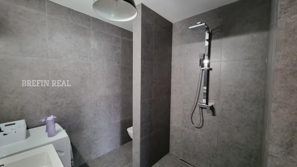 SUPER 6 izb. RD 202 m2, pozemok 700 m2, bazén-tepelné čerpadlo, ohrev na 31 st., protiprúd, slaná voda