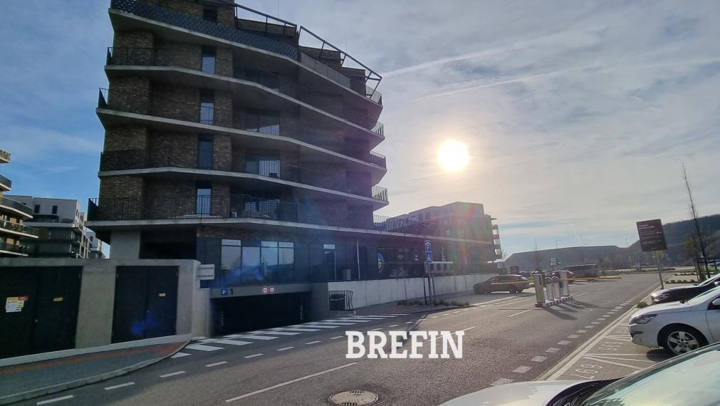 ŠIROKÉ  garážové státie pri výťahu,18 m2-SLNEČNICE UNIQ