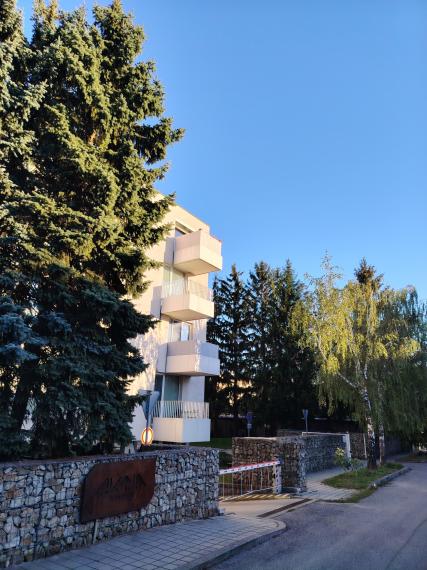 VEĽKÝ, MODERNÝ 3.i. BYT s parkvacím miestom, centrum Stupavy, Bezrucova 21/A-Avana