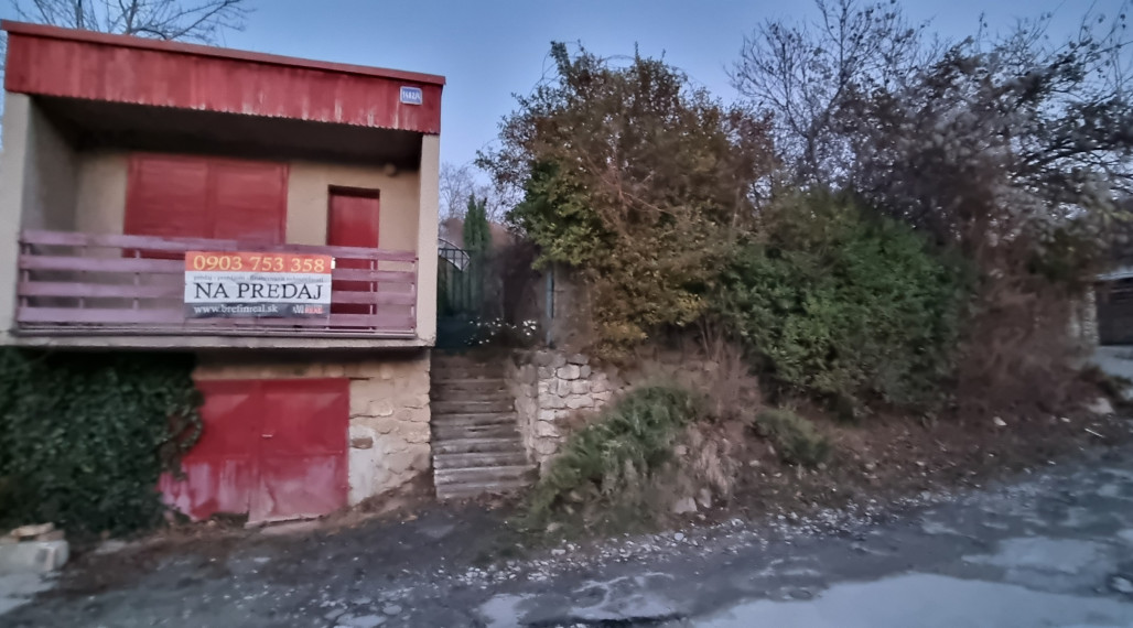 VODA, ELEKTRINA, KANALIZÁCIA, OPTICKÝ INTERNET- 461 m² pozemok s rekreačnou chatou,