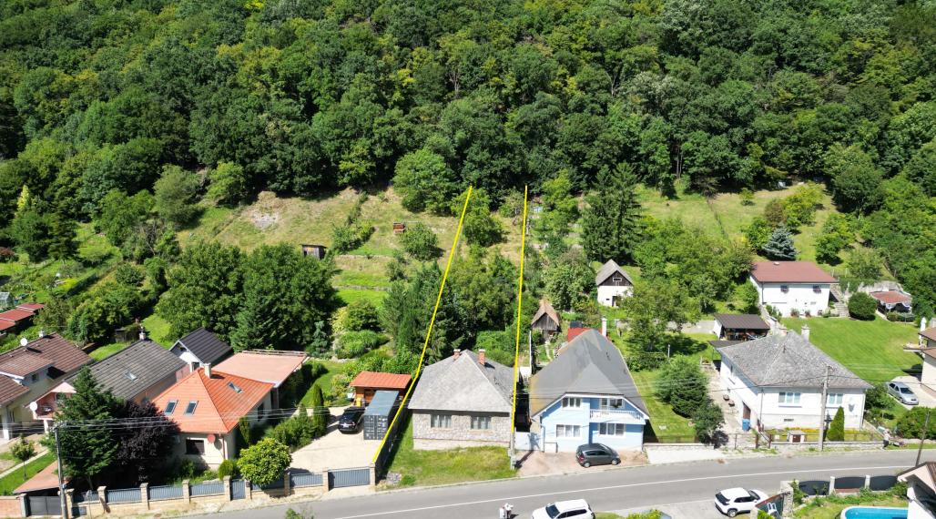 VEĽKÝ 1020 m² POZEMOK POD LESOM V BORINKE – POKOJ, PRÍRODA A POTENCIÁL
