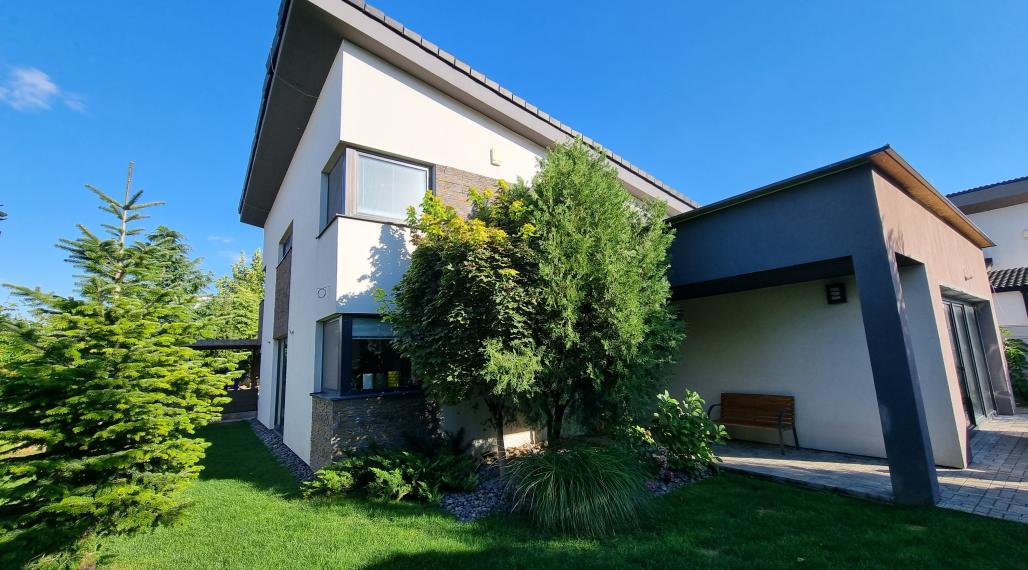 SUPER 6 izb. RD 202 m2, pozemok 700 m2, bazén-tepelné čerpadlo, ohrev na 31 st., protiprúd, slaná voda