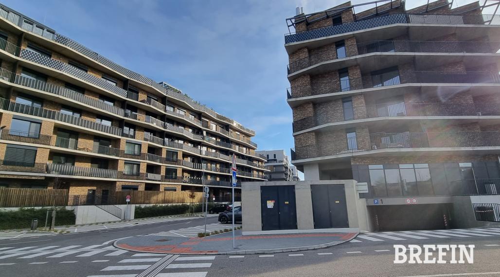 ŠIROKÉ  garážové státie pri výťahu,18 m2-SLNEČNICE UNIQ