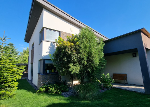 ZNÍŽENÁ CENA za SUPER 6 izb. RD 202 m2, pozemok 700 m2, bazén-tepelné čerpadlo, ohrev na 31 st., protiprúd, slaná voda
