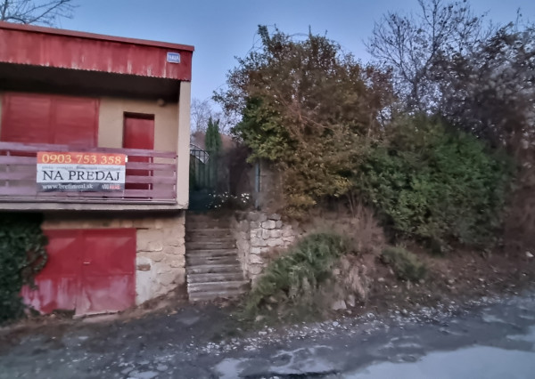 VODA, ELEKTRINA, KANALIZÁCIA, OPTICKÝ INTERNET- 461 m² pozemok s rekreačnou chatou,