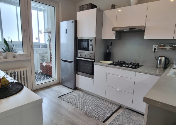 Moderný 3-izb. byt, klimatizácia, zasklená loggia – Smolenická, Petržalka