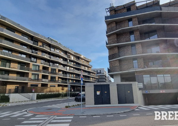 ŠIROKÉ  garážové státie pri výťahu,18 m2-SLNEČNICE UNIQ