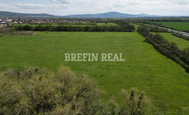 ZNÍŽENÁ CENA-investičný POZEMOK v Stupave 568 m2-DOHODA MOŽNÁ - fotografia 1
