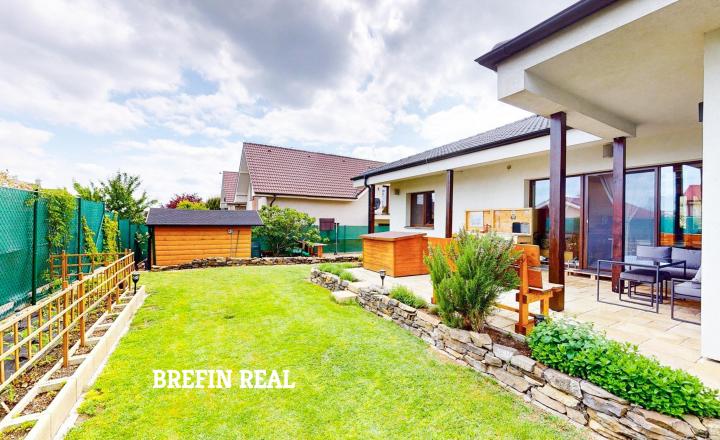 5-izbový bungalov s tromi kúpeľňami a pozemkom 769 m² - fotografia 7