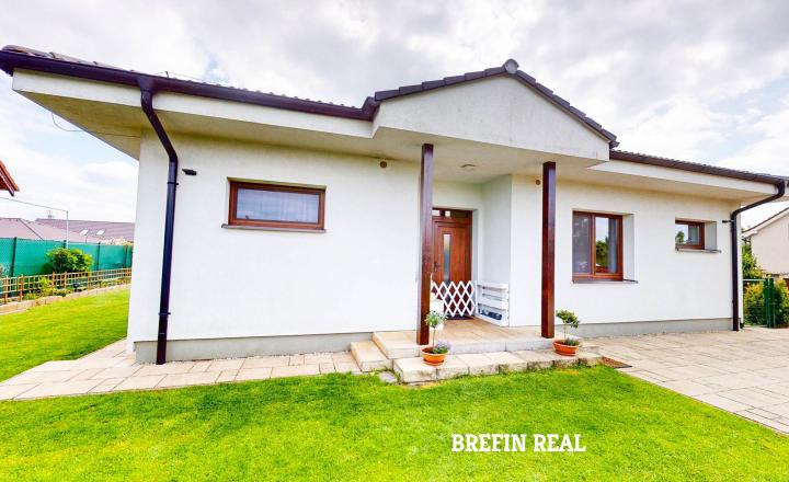 5-izbový bungalov s tromi kúpeľňami a pozemkom 769 m² - fotografia 5